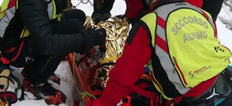 Perde l’appiglio e scivola per oltre 60 metri sulla neve: recuperato con l’elicottero e trasferito in ospedale